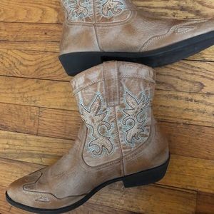 Super soft embroidered cowboy boots 🥾 🤠 Sz 10